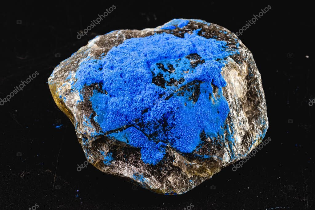 Minerai de cobalt brut de couleur bleutée