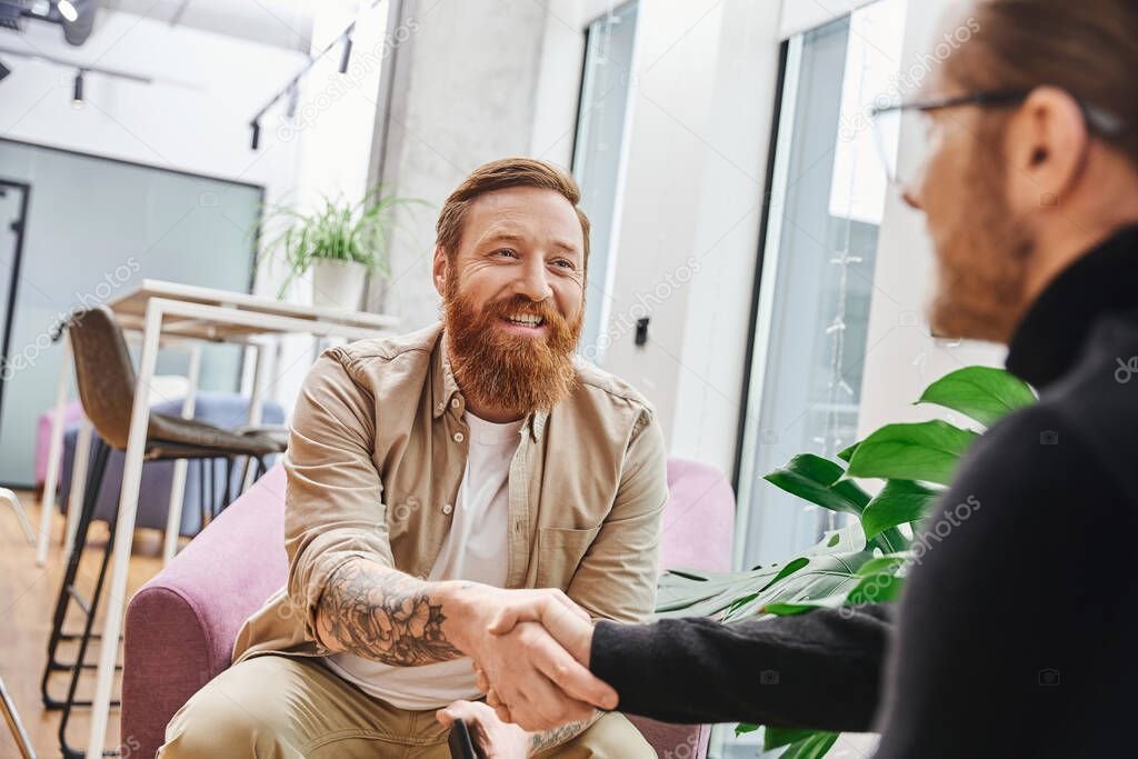 Poignée de main entre un négociant et un investisseur pour symboliser la confiance mutuelle